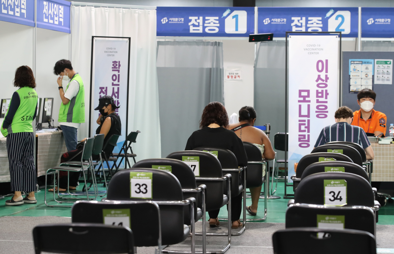 국내 신종 코로나바이러스 감염증(코로나19) 신규 확진자 수가 처음으로 2천명을 넘어선 11일 오전 서울 서대문구 북아현문화체육센터에 마련된 예방접종센터에서 시민들이 이상반응을 살피기 위해 모니터링 구역에서 대기하고 있다. [연합]