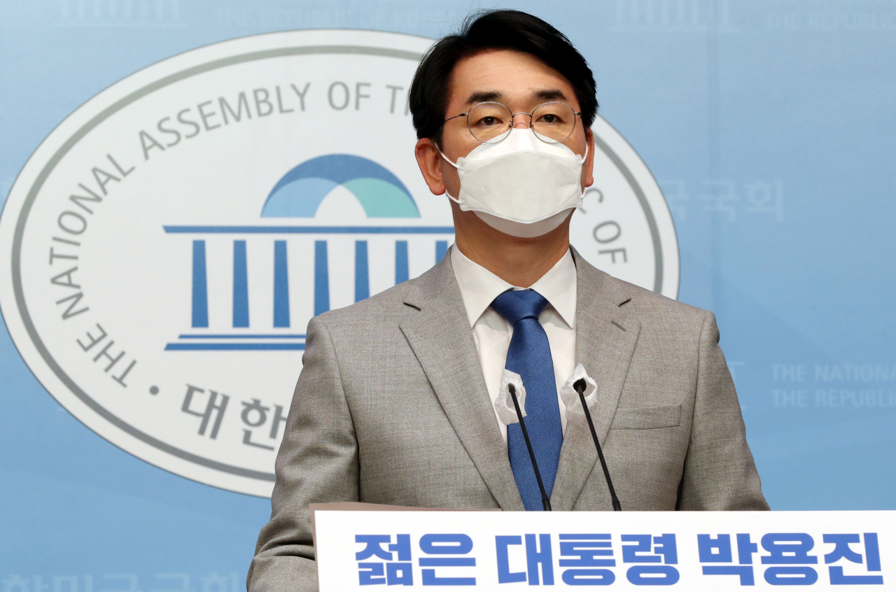 더불어민주당 대선주자인 박용진 의원이 11일 서울여의도 국회 소통관에서 대선 공약을 발표하고 있다. [연합]