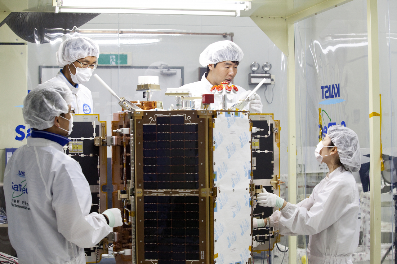 KAIST 인공위성연구센터에서 인공위성을 조립하고 있는 모습.[KAIST 제공]
