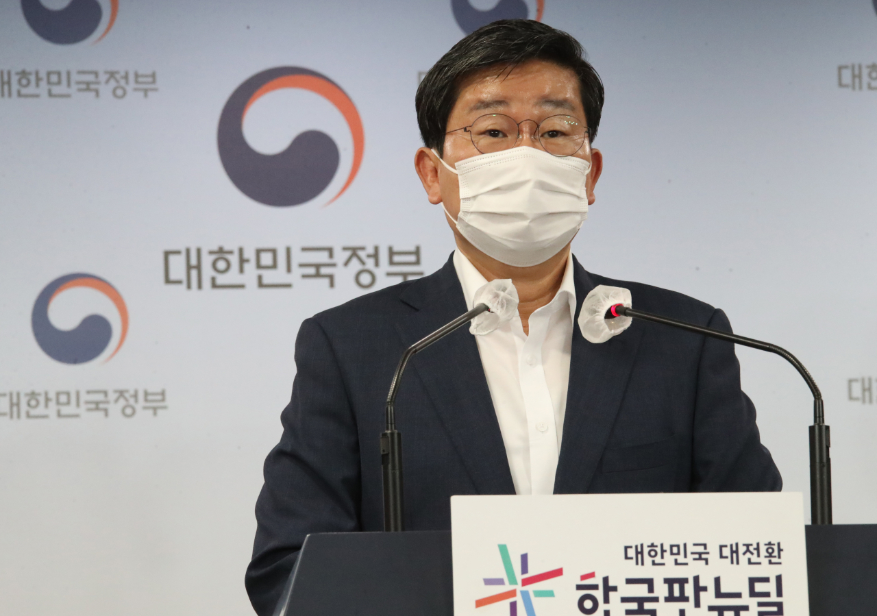 전해철 행정안전부 장관이 11일 정부서울청사 브리핑실에서 2단계 재정분권 세부 추진방안 및 지방재정 혁신방안에 대한 브리핑을 하고 있다. [연합]