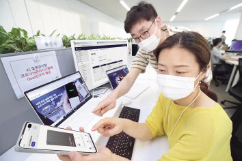 KT 직원들이 KT 클라우드 인프라에 기반한 질병관리청의 전자 예방접종 증명 시스템을 모니터링하고 있다. [KT 제공]