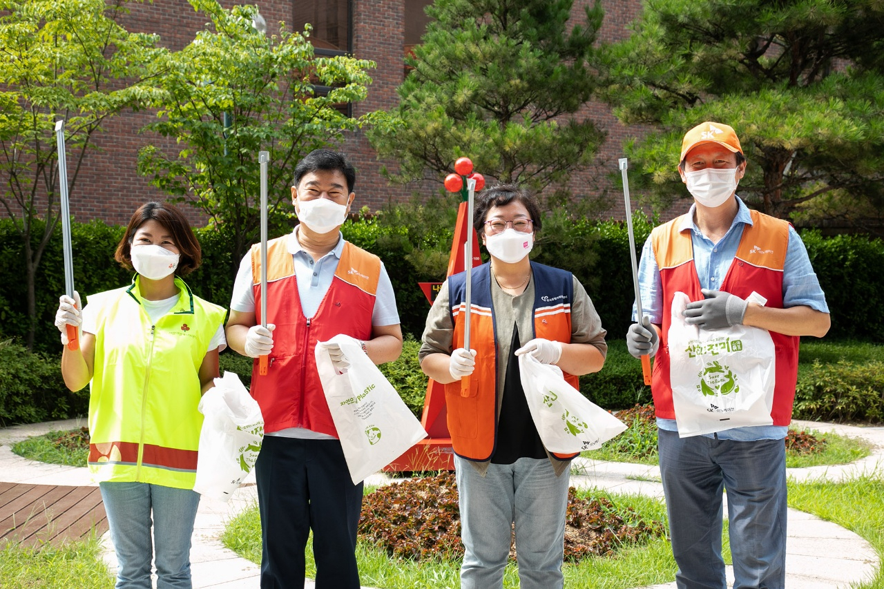11일 서울 종로구 광화문 일대에서 사회복지공동모금회 김경희 사회공헌본부장, SK이노베이션 이성훈 노동조합위원장,한국중앙자원봉사센터 권미영 센터장, SK이노베이션 임수길 부사장(왼쪽부터)이 산해진미 플로깅 자연봉사 캠페인을 진행했다. [SK이노베이션 제공]
