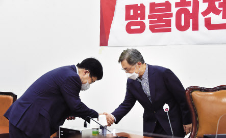 국민의힘 대권 주자인 윤석열 전 검찰총장과 최재형 전 감사원장이 각각 11일 오전 국회에서 같은당 재선 의원과 초선 의원 모임을 찾았다. 이날 ‘더 큰 국민의힘 재선의원 간담회’에서 발언하고 있는 윤 전 총장(위쪽 사진)과 초선의원 모임 ‘명불허전 보수다 시즌5’에서 인사하고 있는 최 전 원장. 이상섭 기자