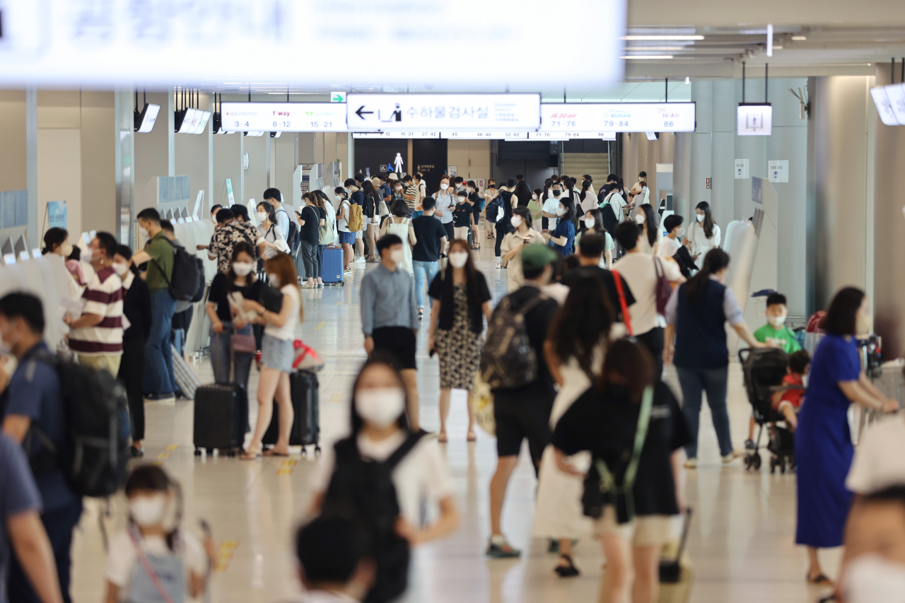 코로나19 신규 확진자 수가 2000명대를 돌파한 11일 오전 11시 30분께 서울 김포공항 국내선 청사에서 여행객들이 항공권 발권을 위해 이동하고 있다. [연합]