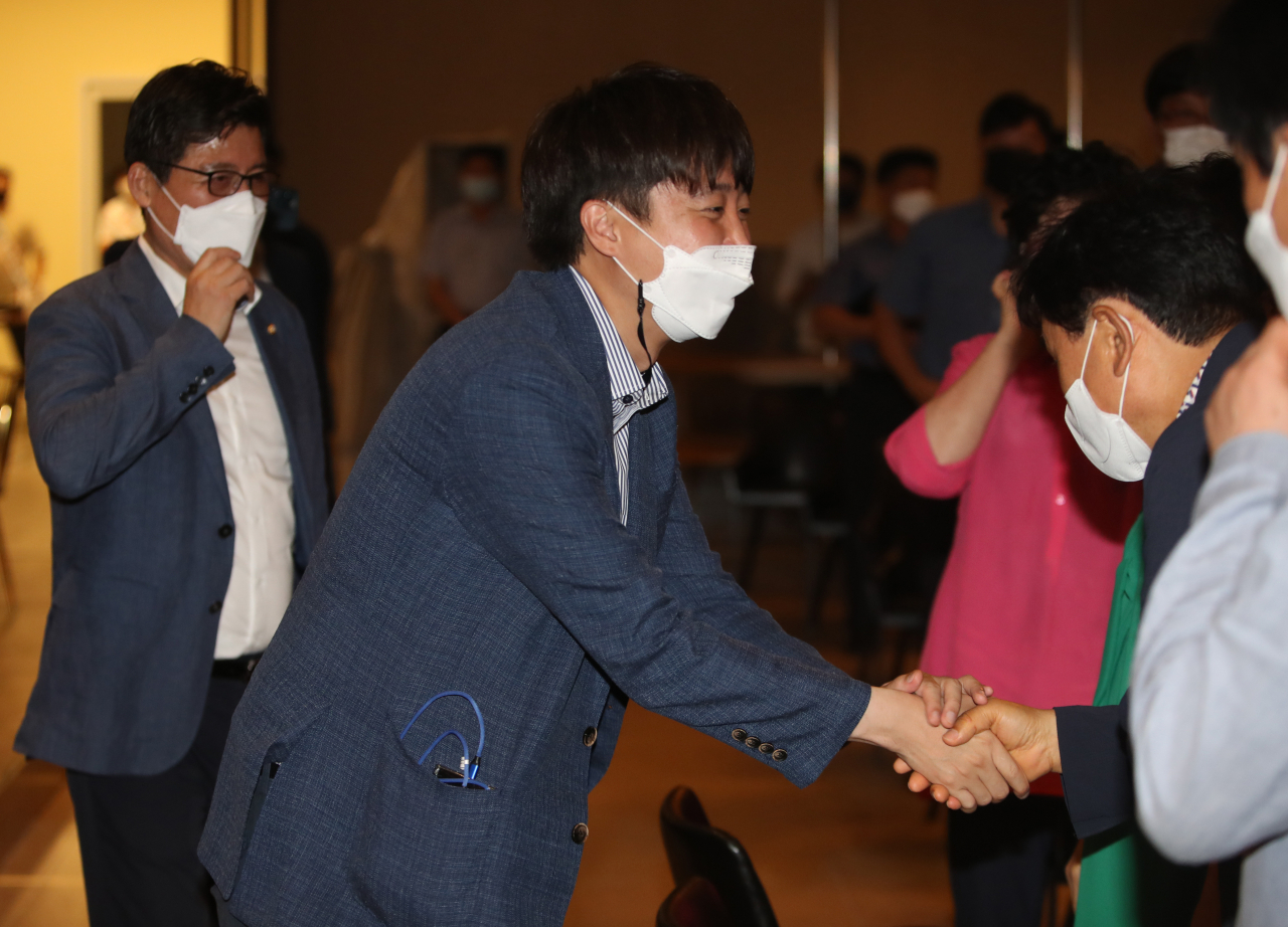 이준석 국민의힘 대표가 10일 오후 경북 구미시(갑) 당원협의회를 방문해 당원들과 인사하고 있다. [연합]