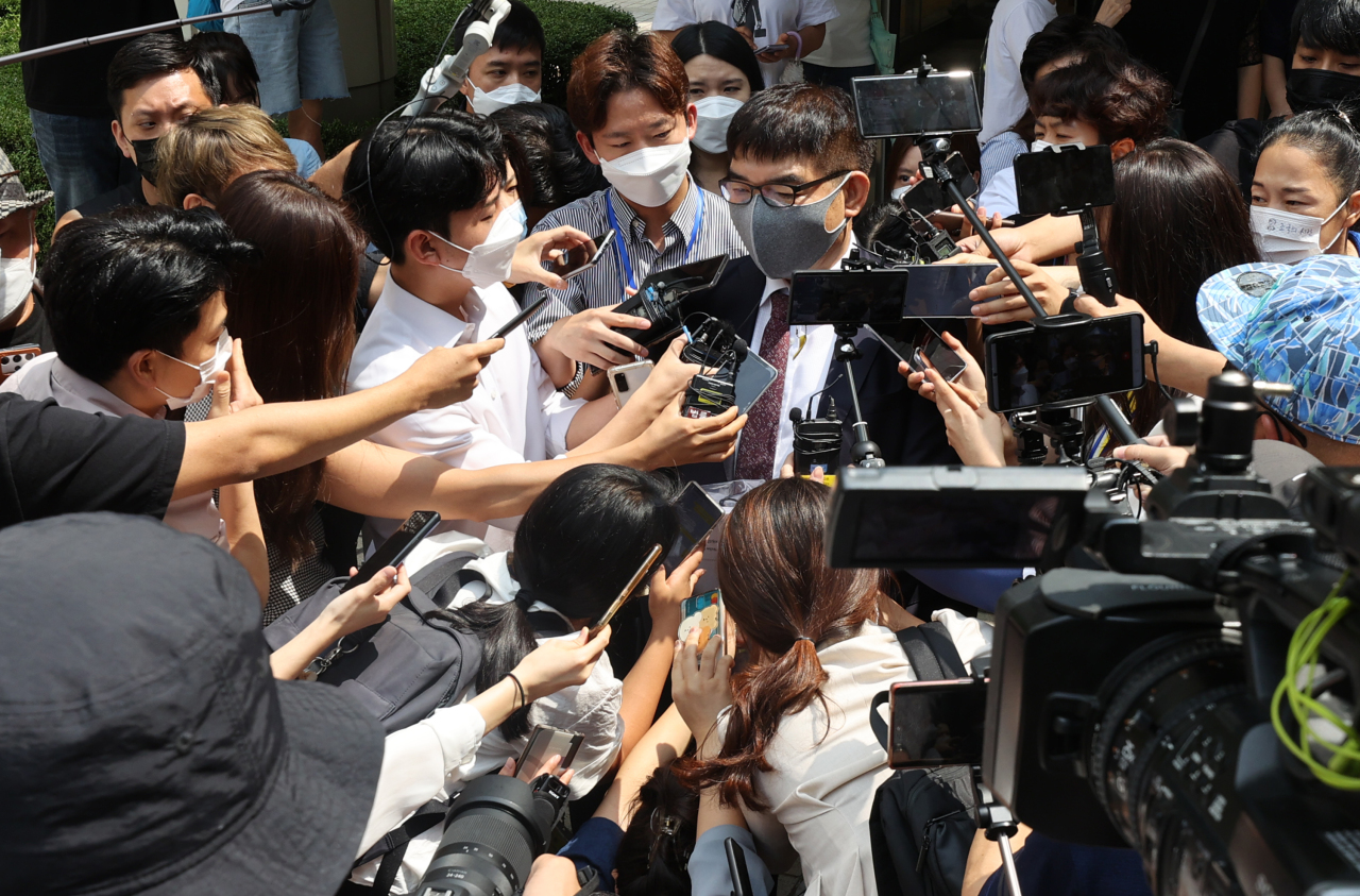 Kim Chil-joon, defense attorney of Chung Kyung-sim, answers questions from reporters Wednesday following Seoul High Court's ruling on Chung. (Yonhap)