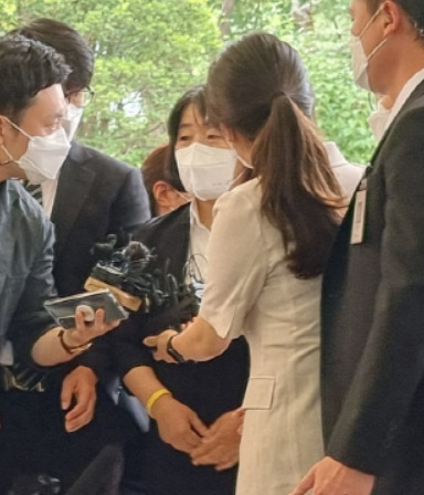 11일 오후 2시30분 서울서부지법 첫 공판에 참석해 기자들의 질문을 받고 있는 무소속 윤미향 의원 모습. 김지헌 기자