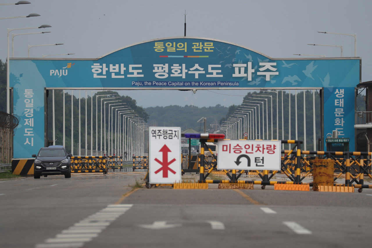 A barricade set up in Paju, Gyeonggi Province, in the direction to the truce border village of Panmunjeom (Yonhap)