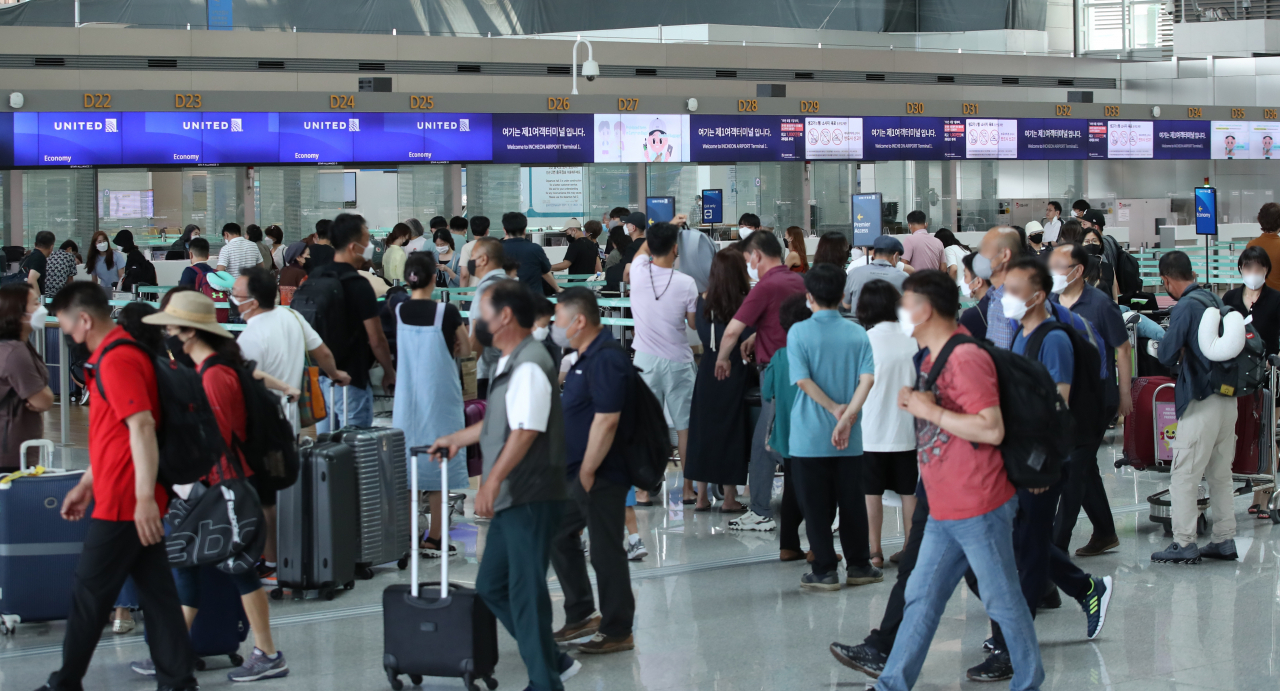코로나19 신규 확진자 수가 처음으로 2000명을 넘어선 11일 영종도 인천국제공항 제1여객터미널 출국장이 미주행 항공기 탑승객들로 붐비고 있다. [연합]