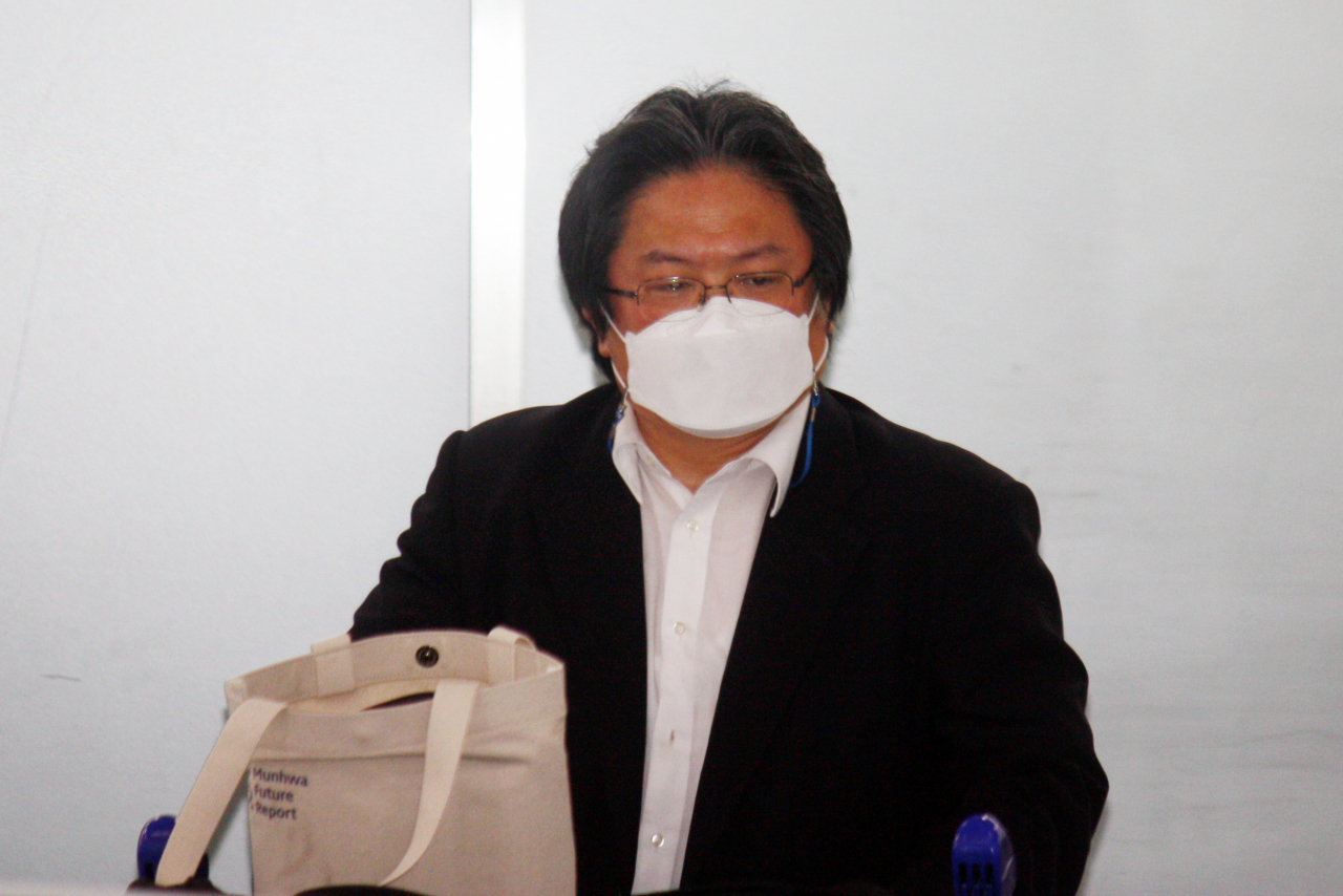 문재인 대통령에 대한 비하 발언으로 물의를 빚은 소마 히로히사 주한일본대사관 총괄공사가 11일 한국을 떠나 일본 나리타 공항에 도착해 입국장을 나가고 있다. [연합]