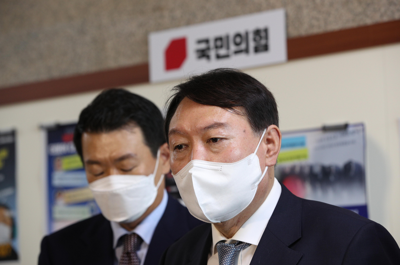 국민의힘 윤석열 대선 예비후보가 11일 오전 국회에서 열린 국민의힘 재선 의원들과의 간담회를 마친 뒤 기자들과 질의응답을 하고 있다. [헤럴드경제=이상섭 기자]