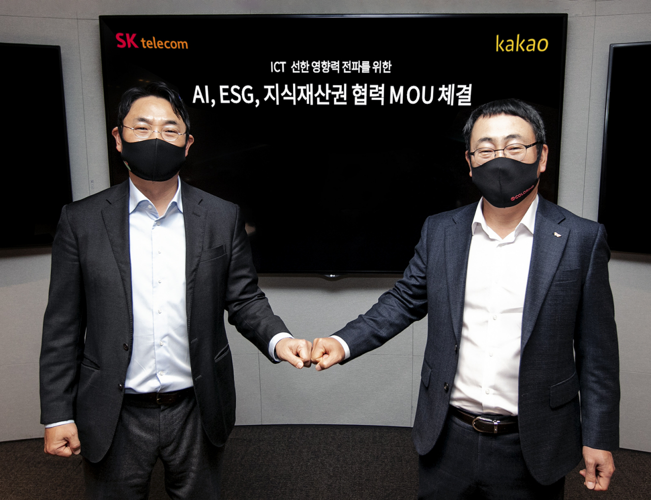 여민수 카카오 공동대표(왼쪽)와 유영상 SK텔레콤 MNO사업대표가 경기도 성남시에 위치한 카카오 판교 오피스에서 양사 핵심 정보통신기술 자산을 우리 사회와 나누는데 뜻을 함께하고 관련 업무협약을 체결했다. [SK텔레콤 제공]