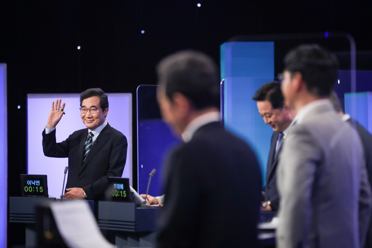 이낙연 더불어민주당 대선 경선 후보가 지난 11일 열린 민주당 본경선 3차 TV토론회에서 손을 들고 있다. [이낙연 후보 캠프 제공]