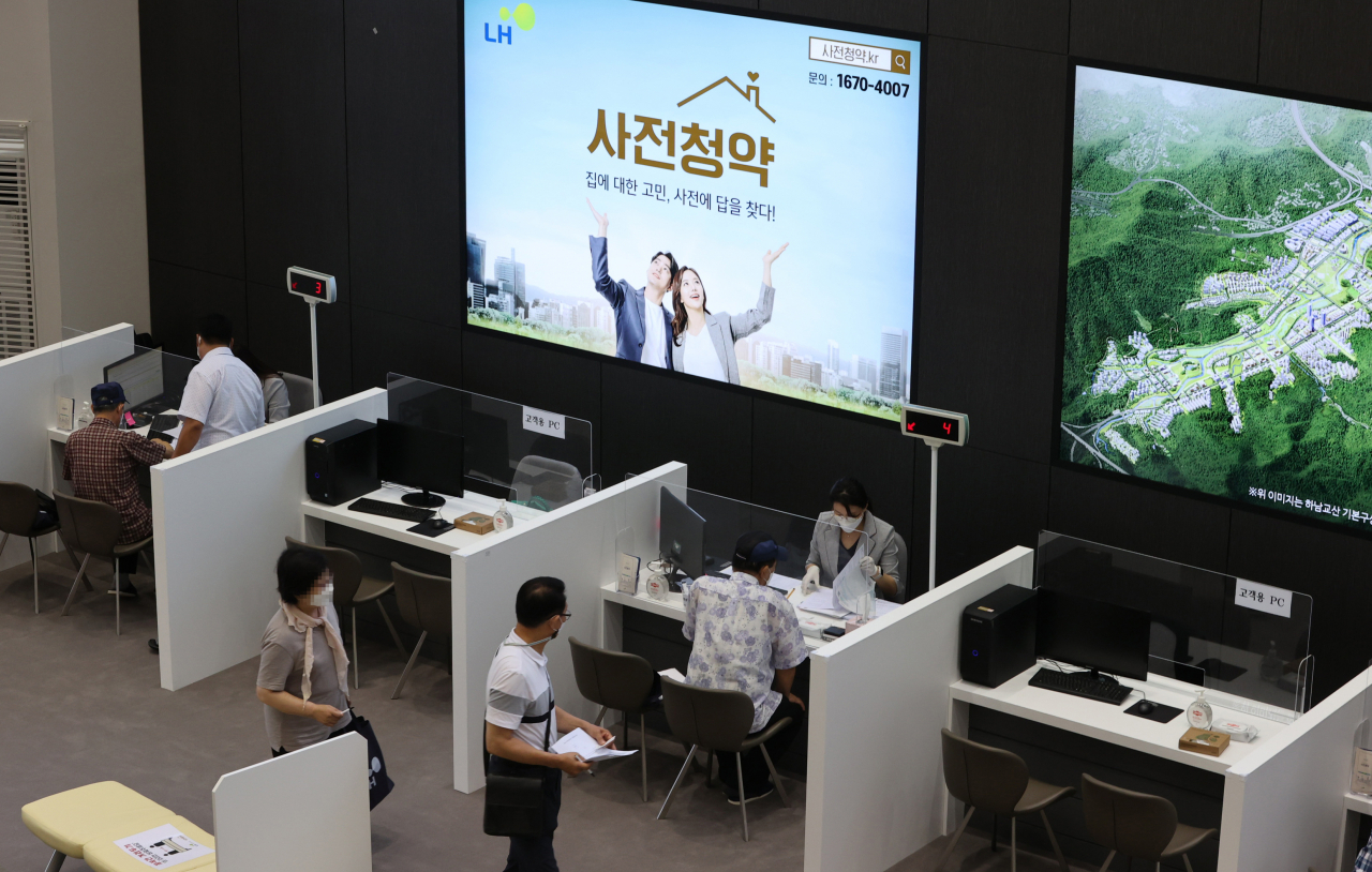 서울 송파구 장지동 신규택지 지구인 성남 복정1지구 사전청약 접수처에서 시민들이 청약을 하고 있다. [연합뉴스]