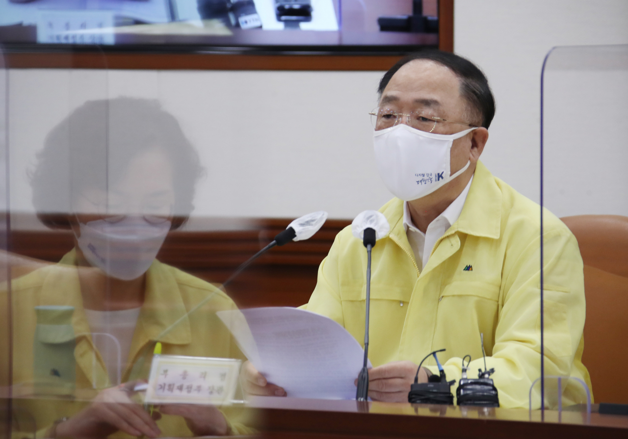 정부가 임시선박을 월간 최대규모로 투입하는 등 물류운임 안정화에 총력을 다한다. 코로나19에도 우리나라 경제회복세를 이끌고 있는 수출업계를 돕겠다는 것이다. 홍남기 부총리 겸 기획재정부 장관은 12일 정부서울청사에서 제43차 비상경제 중앙대책본부를 열고 이같이 밝혔다. [연합]