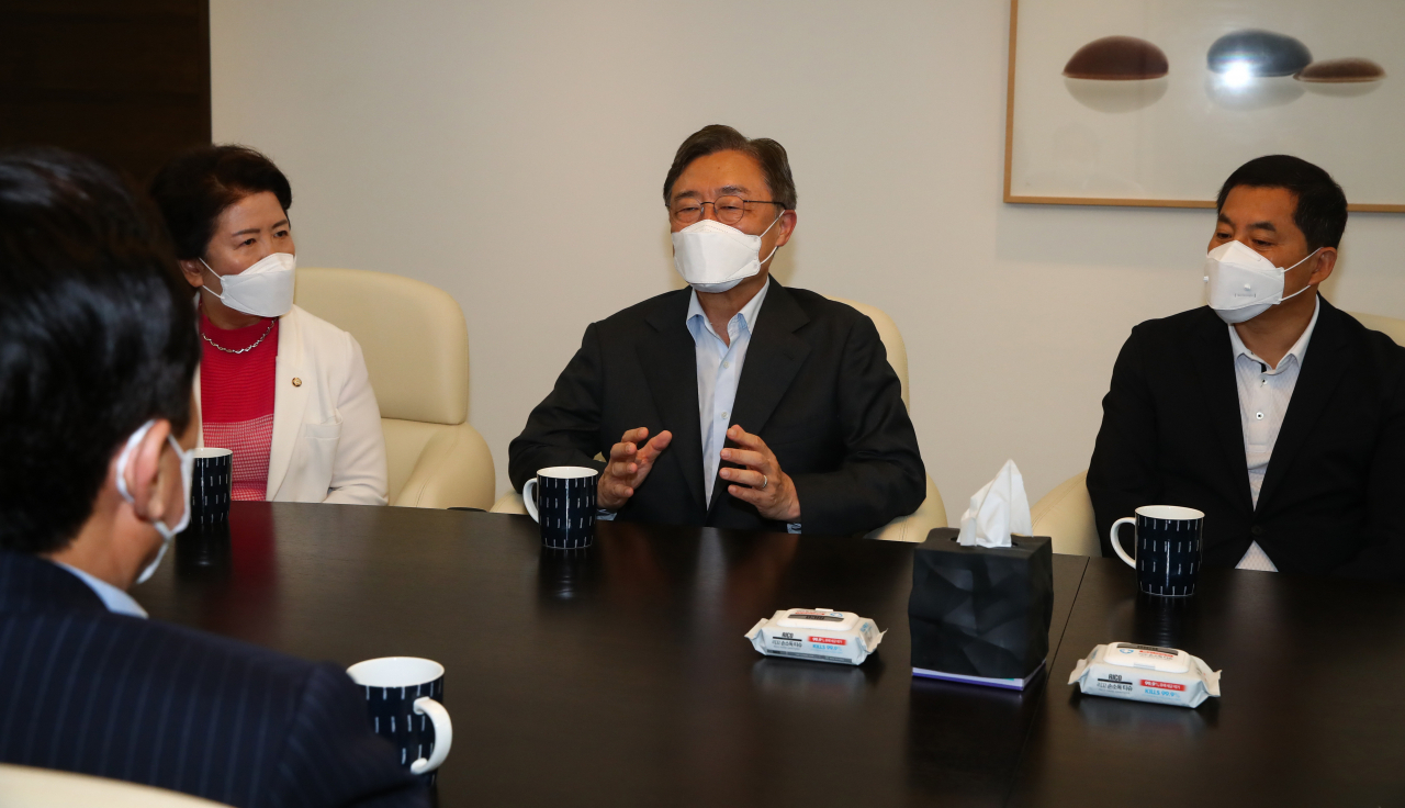 국민의힘 대권주자인 최재형 전 감사원장(오른쪽두번째)이12일 오전 서울 여의도 중소기업중앙회를 방문해 김기문 중기중앙회 회장과 티타임을 갖고 있다. [국회사진기자단]
