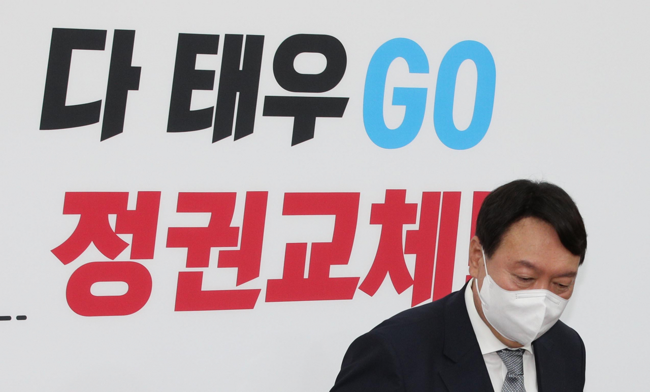 국민의힘 대권주자인 윤석열 전 검찰총장이 11일 서울 여의도 국회에서 열린 국민의힘 재선 의원들과 간담회에 참석하고 있다. [헤럴드경제=이상섭 기자]