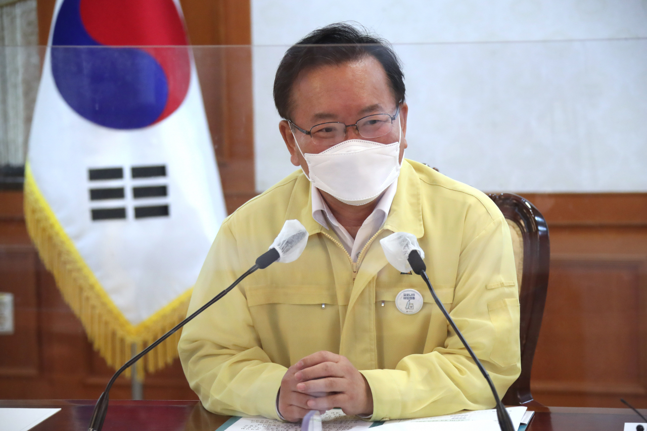 김부겸 국무총리가 12일 정부서울청사에서 코로나19 전문가들과 간담회를 갖고 있다. [연합]