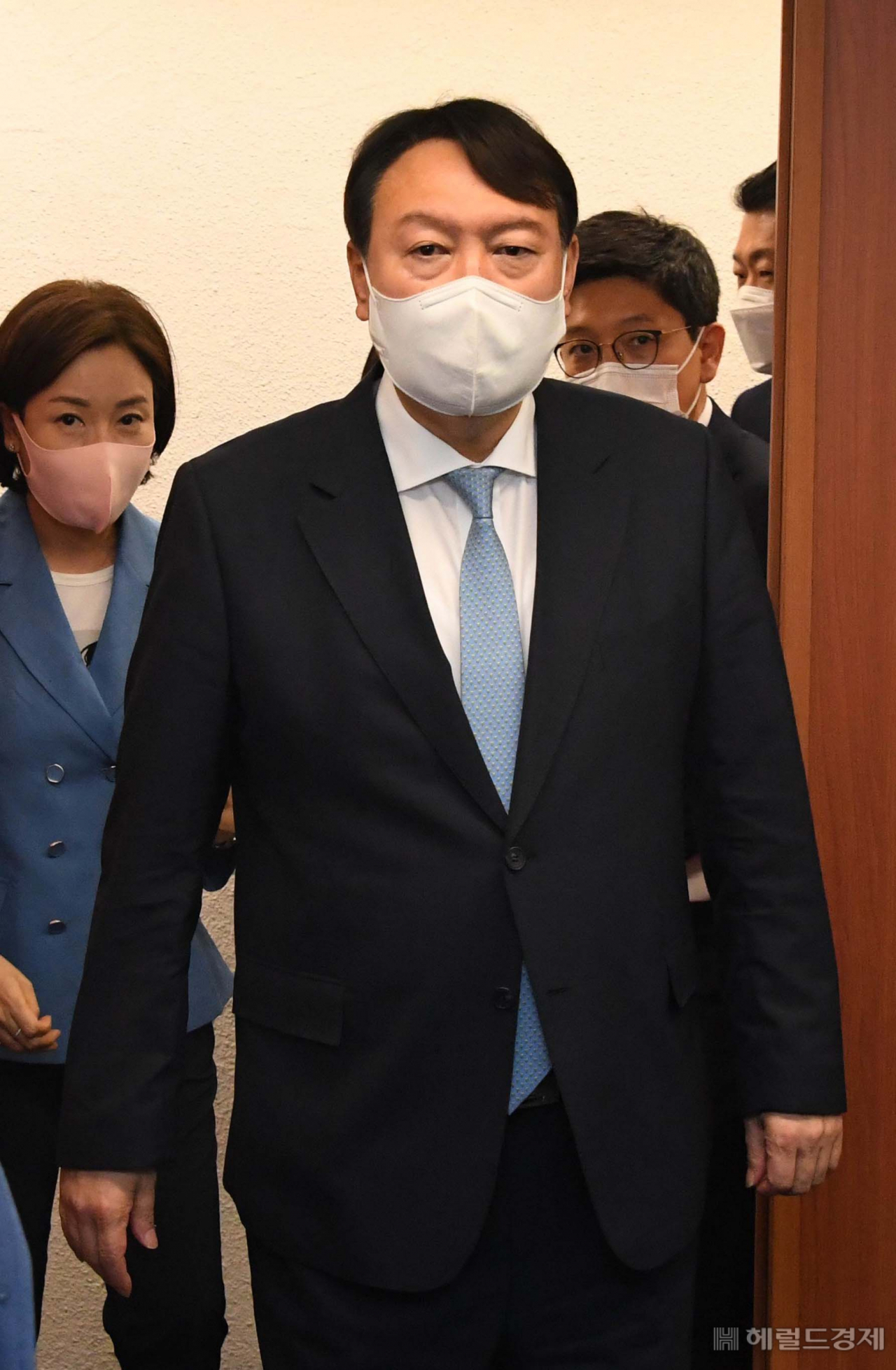[헤럴드경제=이상섭 기자] 국민의힘 대권주자인 윤석열 전 검찰총장이 12일 오전 서울 종로구 국민캠프에서 열린 코로나19 대책 마련을 위한 전문가 간담회장에 들어서고 있다.
