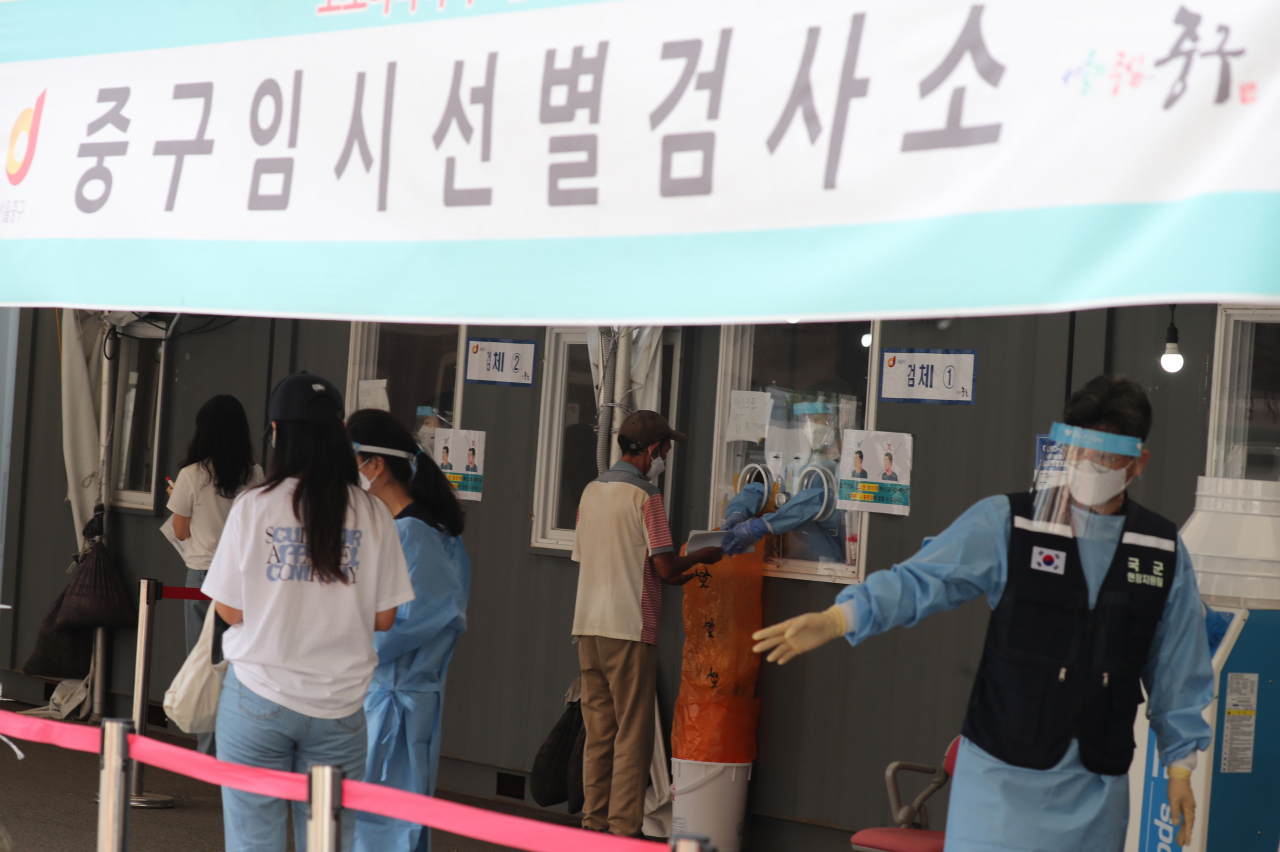 12일 국내 신종 코로나바이러스 감염증(코로나19) 일일 신규 확진자 수가 2000명에 육박한 가운데, 서울 중구 서울역 선별진료소에서 시민들이 진단검사를 받기 위해 대기하고 있다. [연합]