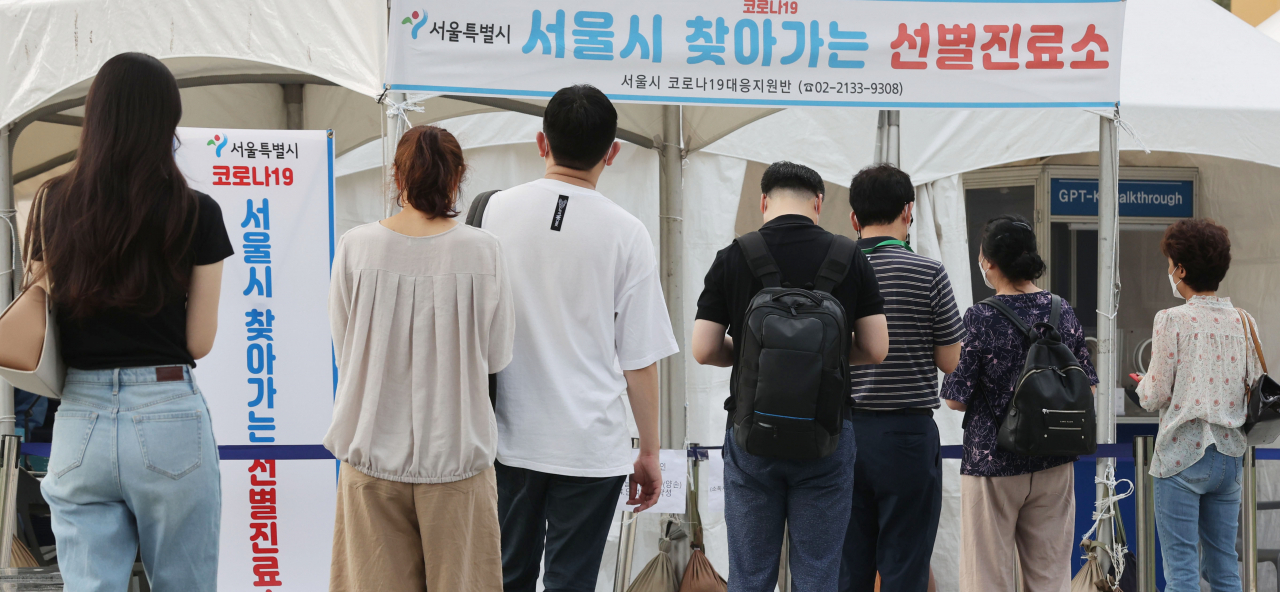 국내 신종 코로나바이러스 감염증(코로나19) 확산세가 이어지면서 12일 신규 확진자 수는 2000명에 육박했다. 중앙방역대책본부(방대본)는 이날 0시 기준 신규 확진자가 1987명 늘어 누적 21만8192명이라고 밝혔다. 사진은 이날 서울 서대문구 선별진료소 모습. 연합뉴스