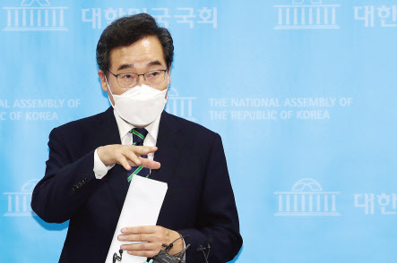 지난 11일 국회에서 교육 분야 공약을 발표하는 이낙연 더불어민주당 전 대표. 이상섭 기자