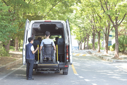 코로나19 백신 접종을 위해 서울관광재단이 이번에 투입한 서울다누림 미니밴. [서울관광재단 제공]