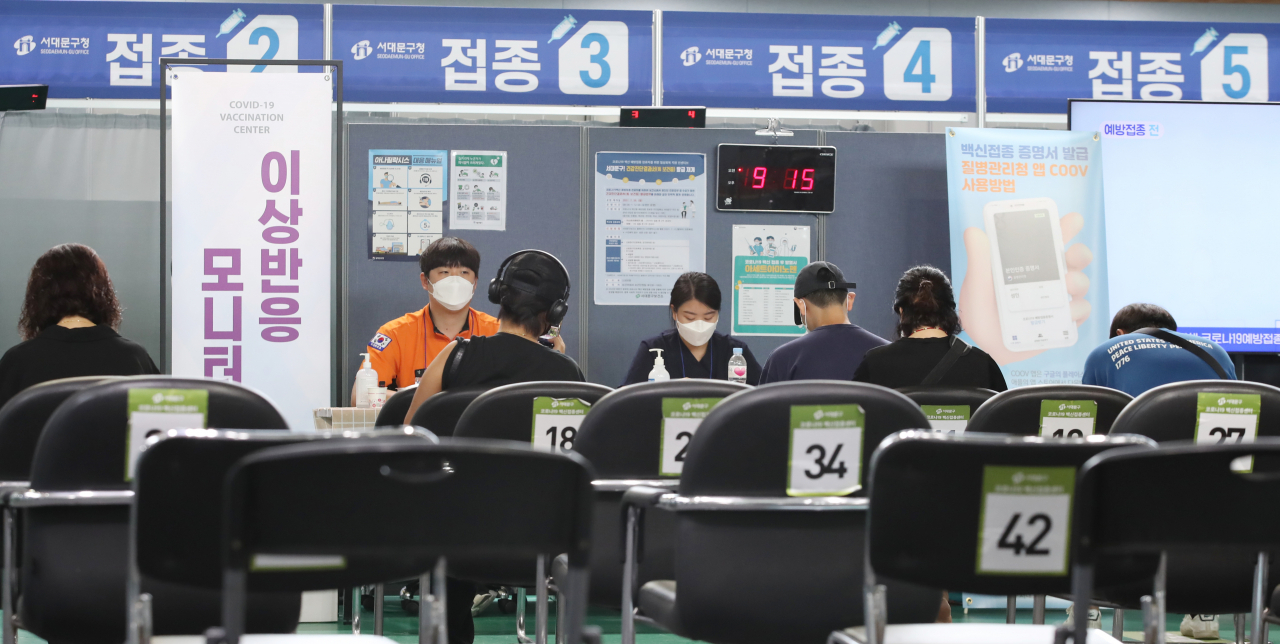 11일 오전 서울 서대문구 북아현문화체육센터에 마련된 예방접종센터에서 시민들이 이상반응을 살피기 위해 모니터링 구역에서 대기하고 있다. [연합]