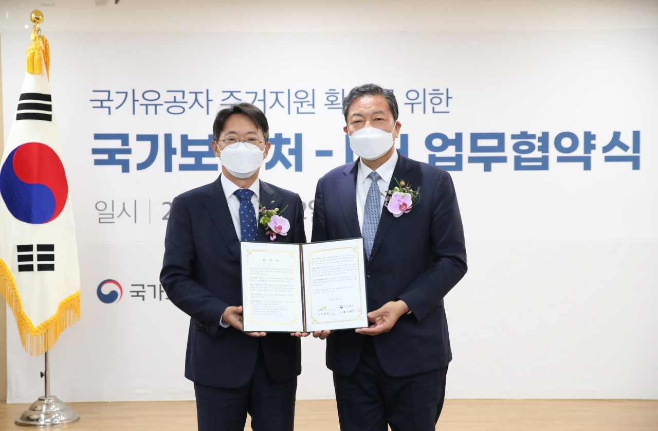 김현준 LH 사장(왼쪽)과 황기철 국가보훈처장이 12일 국가유공자의 주거지원 확대를 위한 업무협약식에 참석한 모습. [LH 제공]