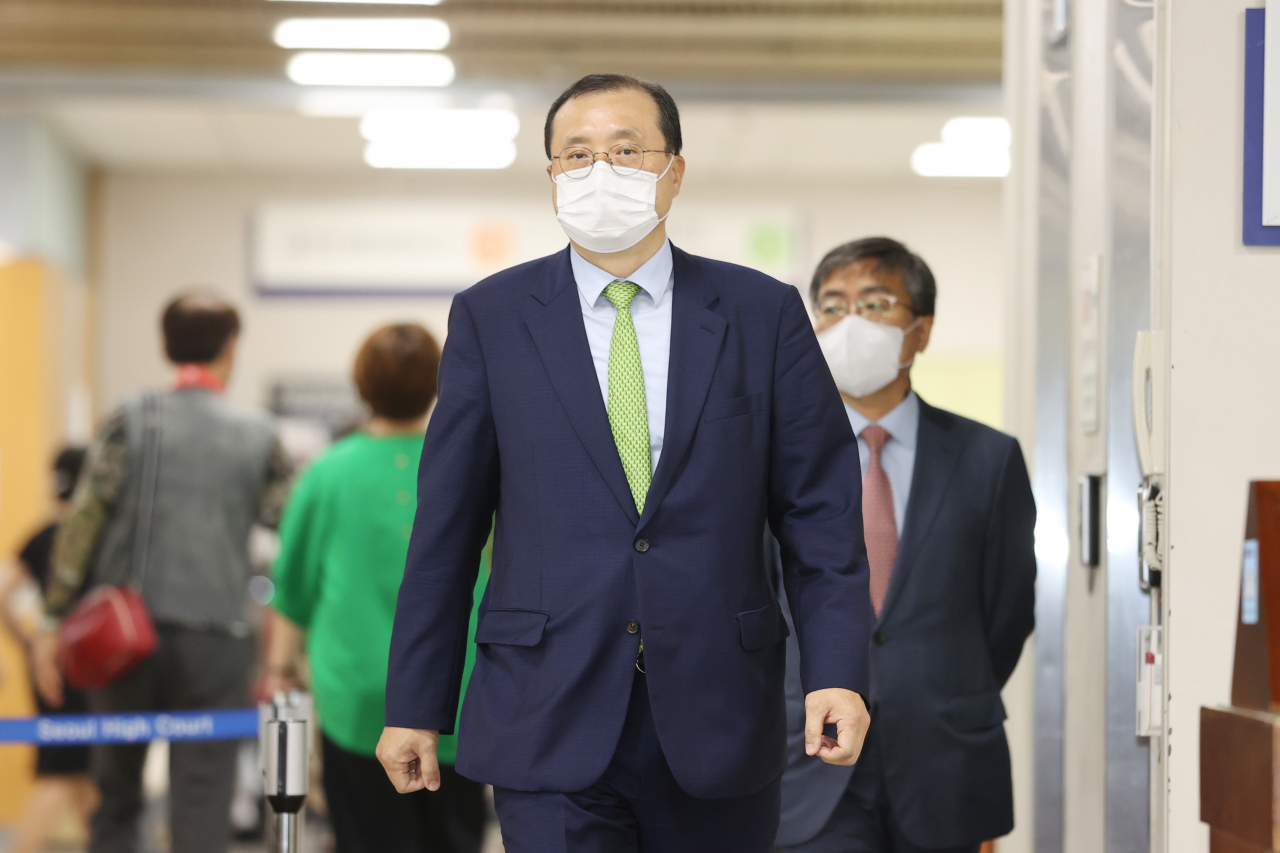 사법행정권을 남용해 재판에 개입한 혐의를 받는 임성근 전 부장판사가 지난 8월 12일 오후 서울 서초구 서울고법에서 열린 항소심 선고 공판에 출석하고 있다. [연합]