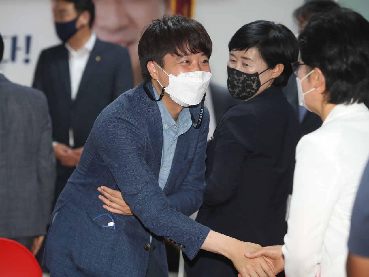 이준석 국민의힘 대표가 11일 칠곡군 왜관읍 정희용 의원 사무실에서 고령·성주·칠곡군 당원과 인사하고 있다. [연합]