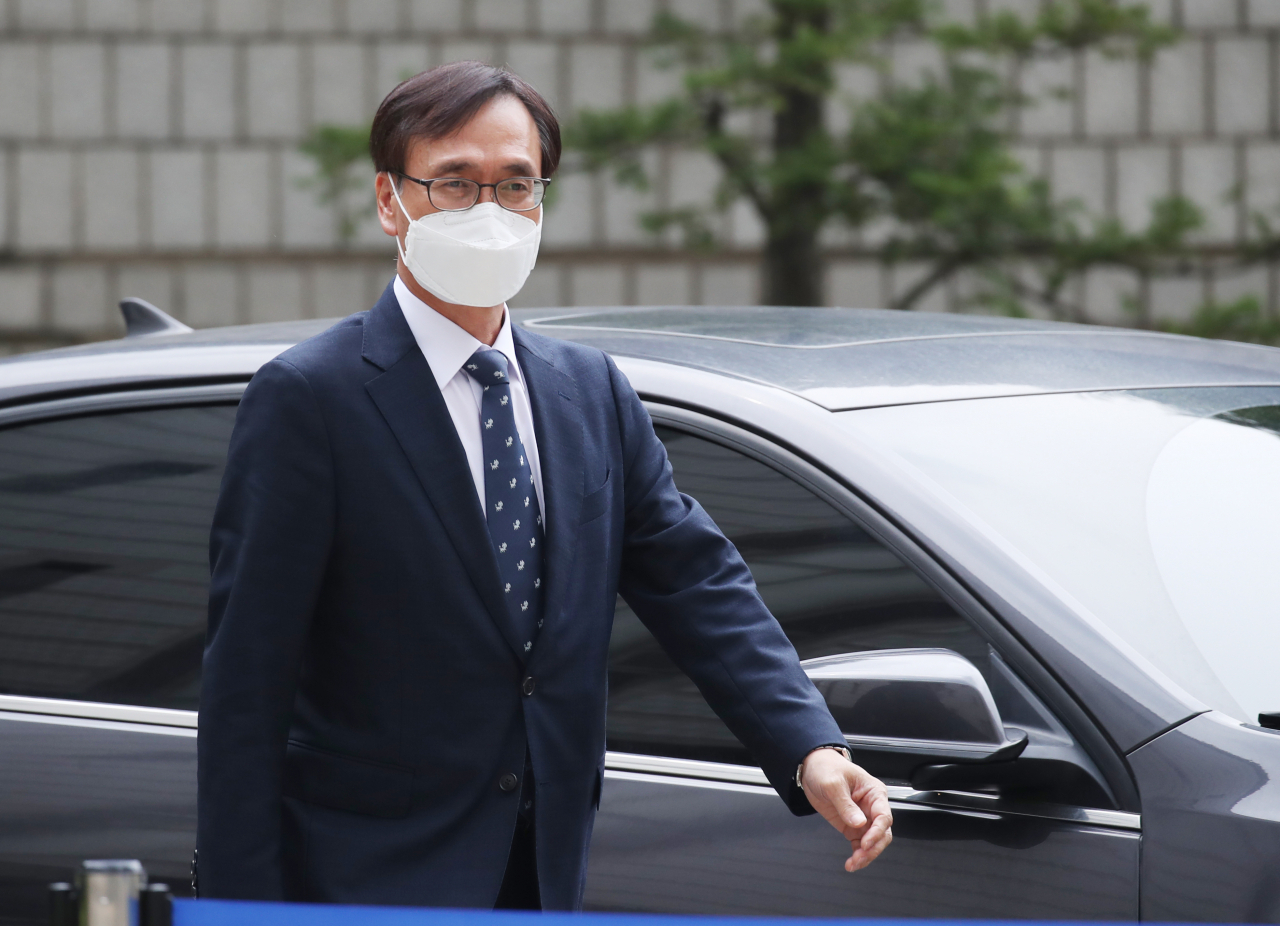 압수수색 과정에서 한동훈 검사장을 폭행한 혐의로 재판에 넘겨진 정진웅 울산지검 차장검사가 12일 오후 서울 서초구 서울중앙지법에서 열린 1심 선고 공판에 출석하고 있다. [연합]