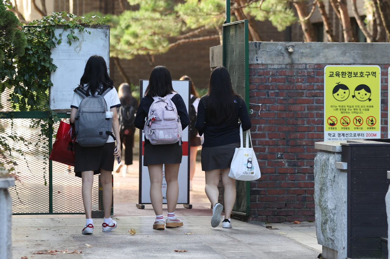 지난 10일 오전 여름방학을 마치고 개학한 서울시내 한 고등학교에서 3학년 학생들이 등교하고 있다. [연합]
