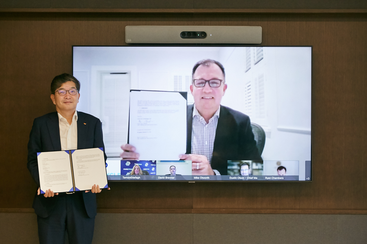 나경수 SK종합화학 사장과 마이크 오트워스 미국 퓨어사이클 테크놀로지 CEO가 합작법인 설립을 위한 양해각서를 체결했다. [SK이노베이션 제공]