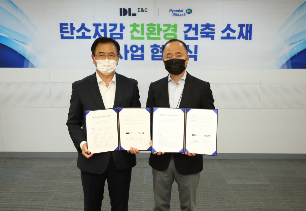 12일 서울 중구 현대오일뱅크 서울사무소에서 ‘탄소저감 친환경 건축소재 사업 협약’을 체결한 마창민 DL이앤씨 대표(오른쪽)와 강달호 현대오일뱅크 사장