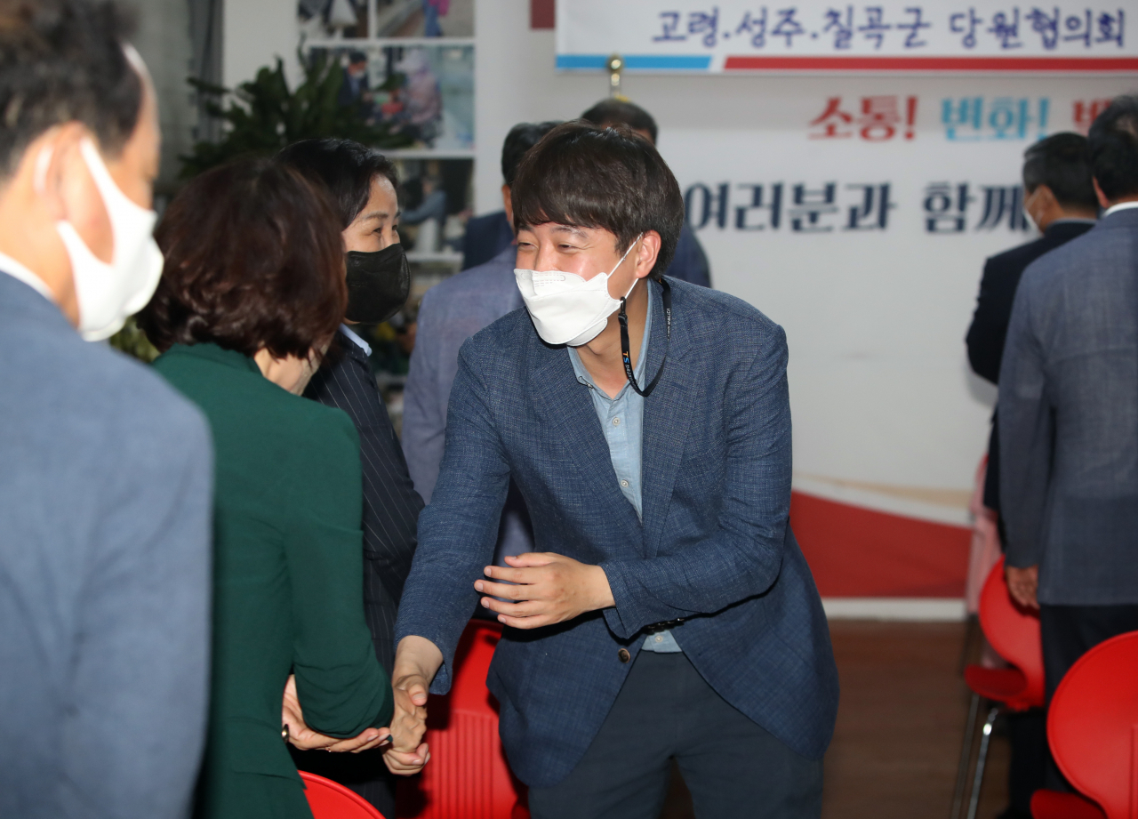 이준석 국민의힘 대표가 11일 칠곡군 왜관읍 정희용 의원 사무실에서 고령·성주·칠곡군 당원과 인사하고 있다. [연합]