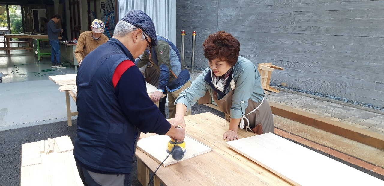 서울 성동구에서 ‘이웃살피미’로 활동하는 나유숙 씨가 이웃과 함께 목공예 프로그램을 진행하고 있다. [나유숙 씨 제공]