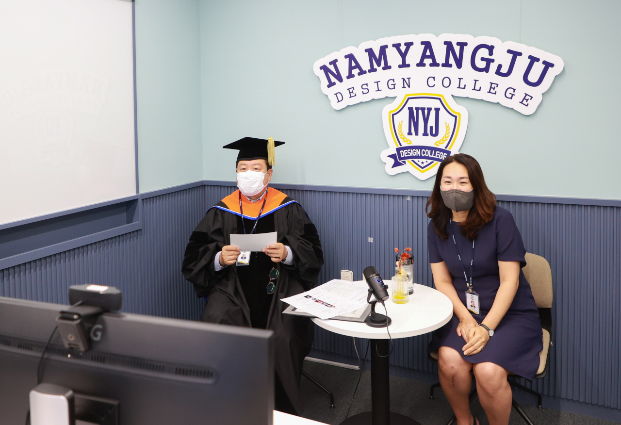 ‘남양주 디자인대학’ 조광한 명예총장(남양주시장·왼쪽)과 명예학장 어정연 교수