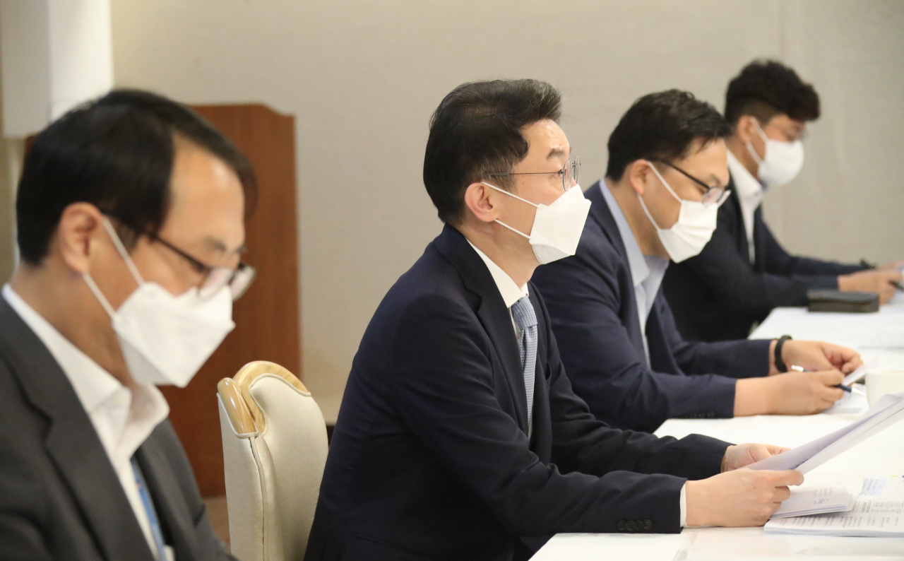 정부가 추석을 앞두고 매주 단위로 물가를 점검할 계획이다. 최근 폭등세를 보인 계란 값 등은 안정화 단계로 진입했지만, 태풍피해 가능성 등 상방요인이 남아있기 때문이다. 수산물 가격을 관리하는 해양수산부 등 관계부처도 적극 나섰다.이억원 기획재정부 1차관은 13일 정부서울청사에서 제27차 혁신성장 전략점검회의 겸 정책점검회의 겸 한국판뉴딜 점검회의 겸 제22차 물가관계차관회의를 개최하고 “추석 전까지 물가관계차관회의를 통해 추석 물가상황을 매 주 단위로 면밀히 점검하겠다”며 이같이 설명했다. [연합]