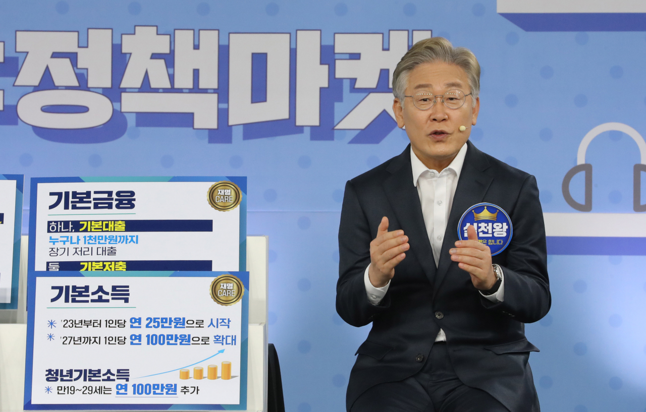 더불어민주당 이재명 대선 경선 후보가 12일 오후 경기도 파주시 한 스튜디오에서 열린 정책 라이브 커머스 '더민:정책마켓'에서 정책 세일즈에 나서고 있다. [연합]