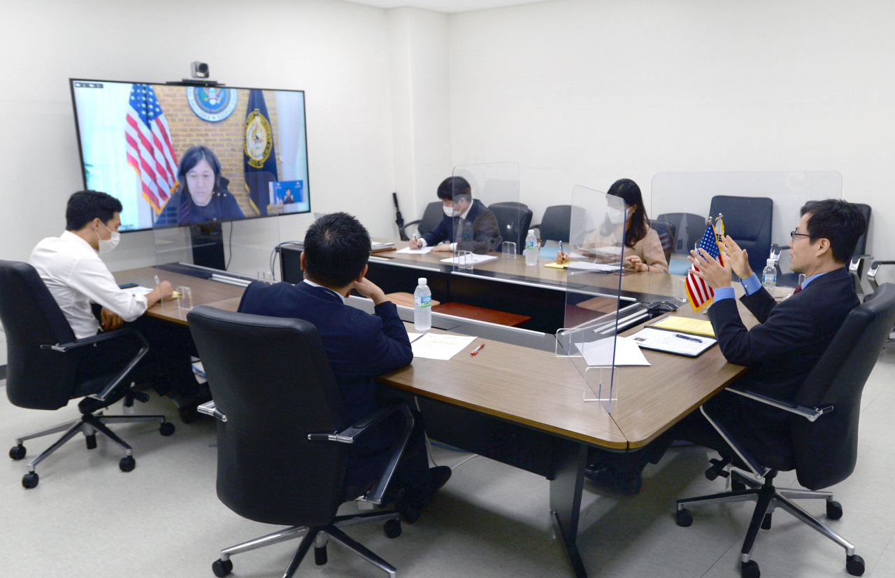 여한구(오른쪽 첫번째) 산업통상자원부 통상교섭본부장이 13일 정부세종청사에서 '글로벌 통상의 급격한 패러다임 전환기 속에서 한미간 공동 대응방안' 협의를 위해 캐서린 타이 미국 무역대표부(USTR) 대표와 화상면담을 하고 있다. [산업통상자원부 제공]