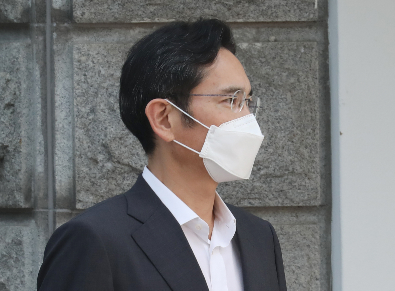 광복절을 앞두고 가석방된 이재용 삼성전자 부회장이 13일 오전 경기도 의왕시 서울구치소에서 나오고 있다. [연합]