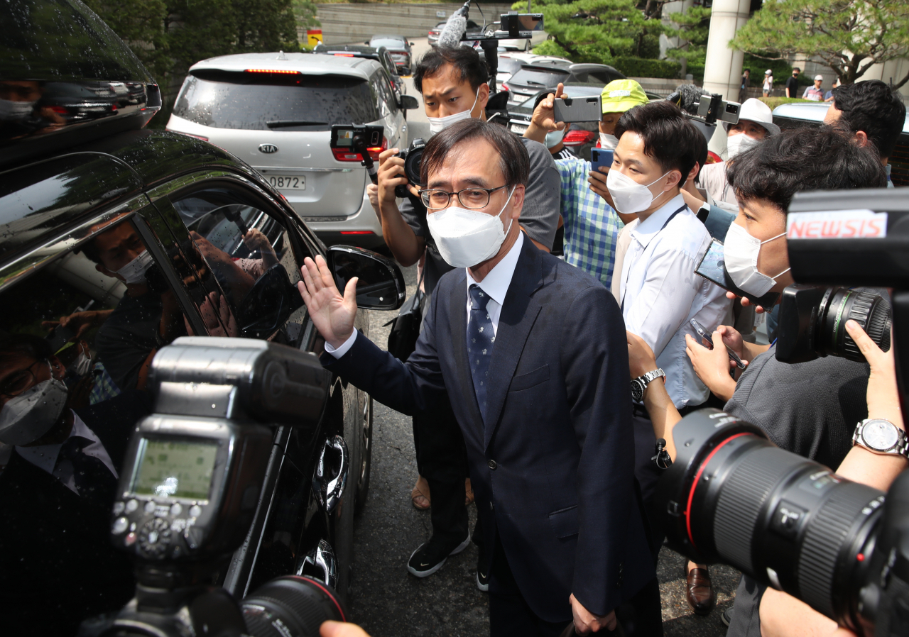 정진웅 울산지검 차장검사가 12일 오후 서울 서초구 서울중앙지법에서 열린 1심 선고 공판을 마친 뒤 자신이 타고 온 차량인줄 착각했다 운전자에게 양해의 손짓을 하고 있다. [연합]