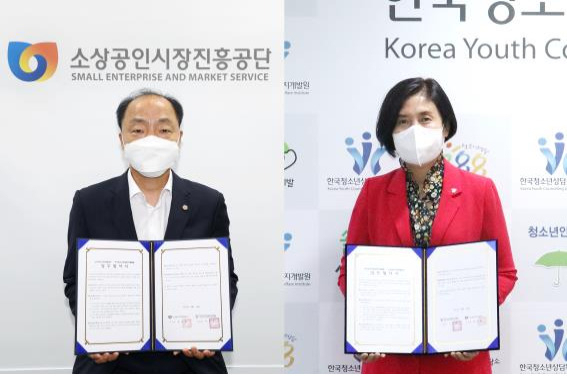 소진공은 13일 한국청소년상담복지개발원과 ‘학교 밖 청소년의 창업지원을 위한 업무협약’을 맺었다. (좌 : 소공인시장진흥공단 조봉환 이사장, 우 :한국청소년상담복지개발원 이기순 이사장)