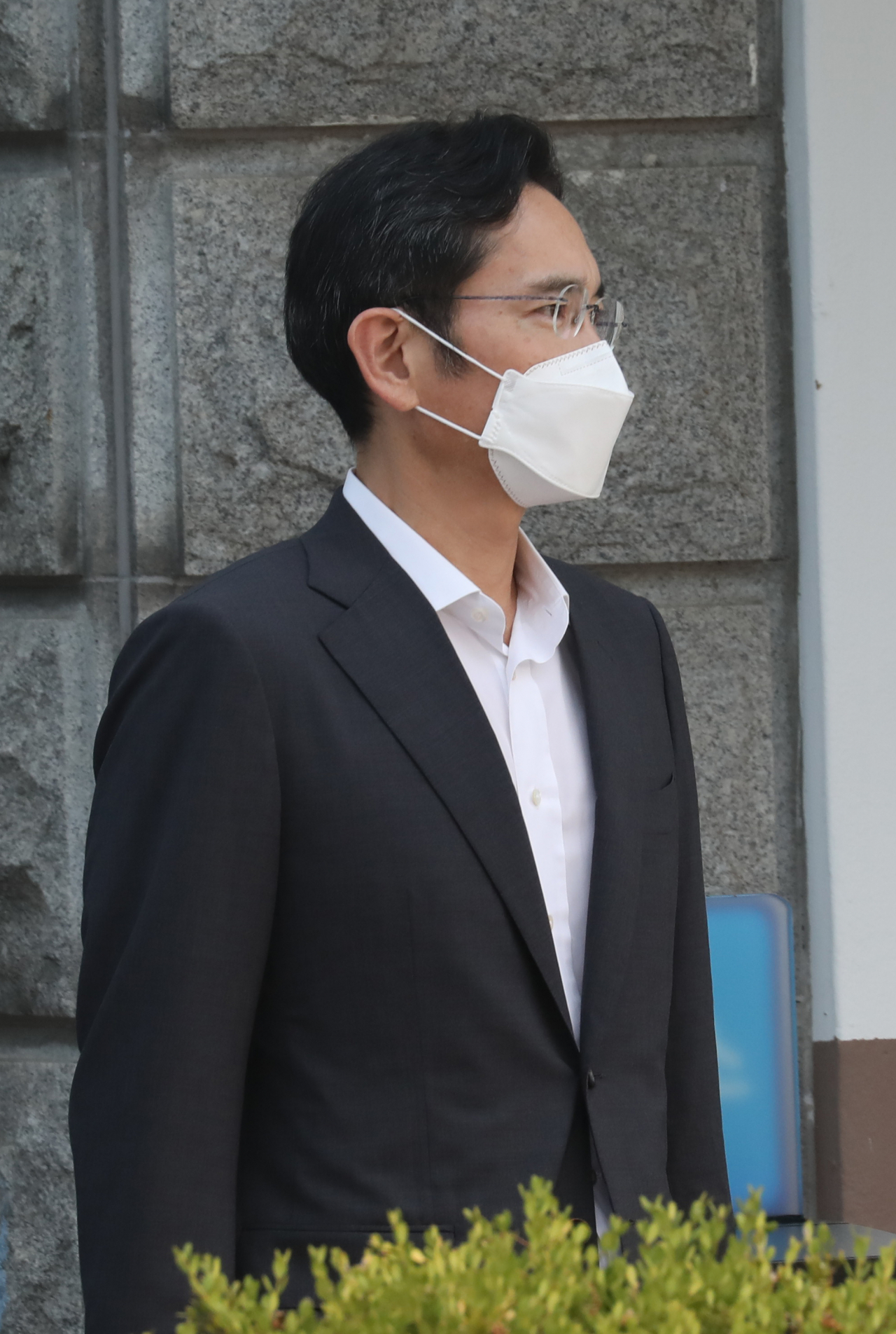 광복절을 앞두고 가석방된 이재용 삼성전자 부회장이 13일 오전 경기도 의왕시 서울구치소에서 나오고 있다. [연합]