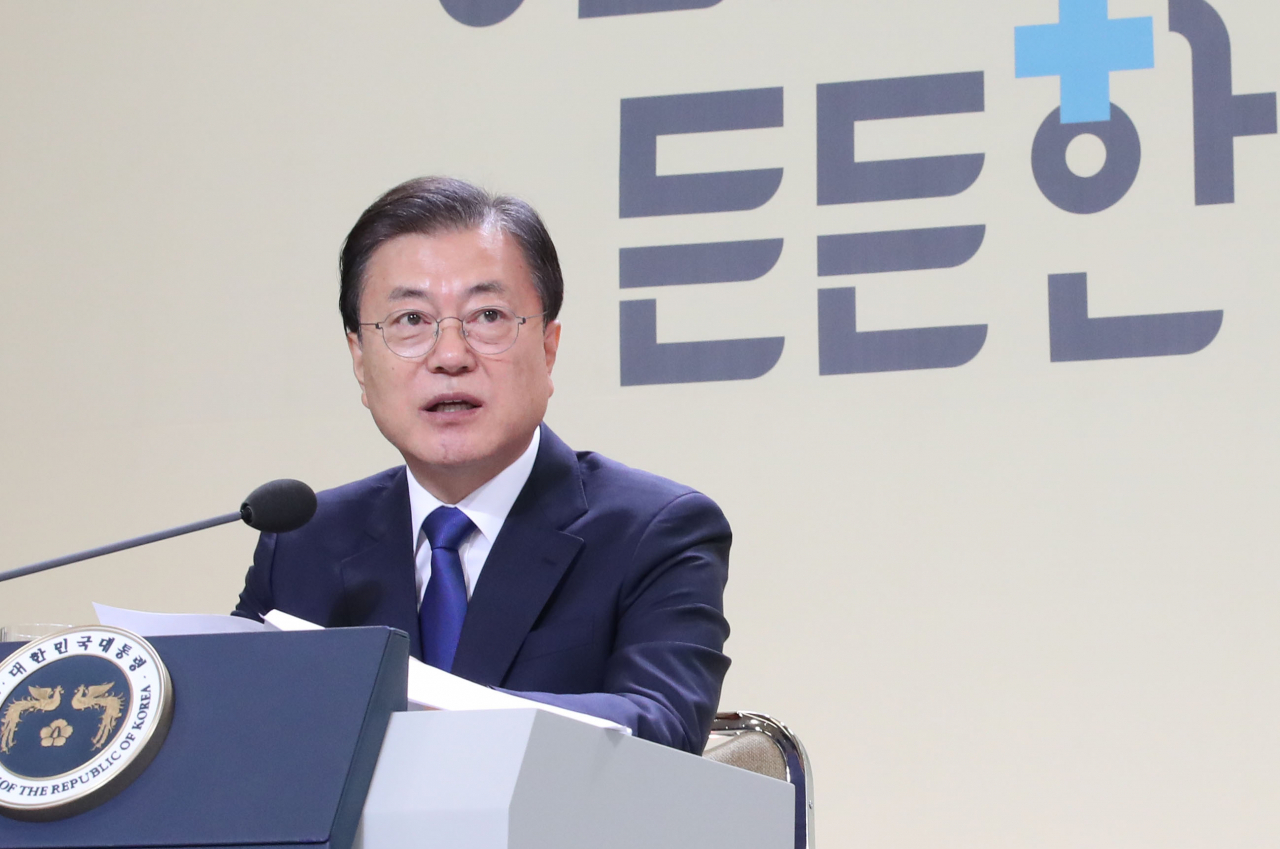 문재인 대통령이 지난 12일 청와대 본관에서 화상을 통해 열린 건강보험 보장성 강화대책 4주년 성과 보고대회에서 마무리 발언을 하고 있다. [연합]