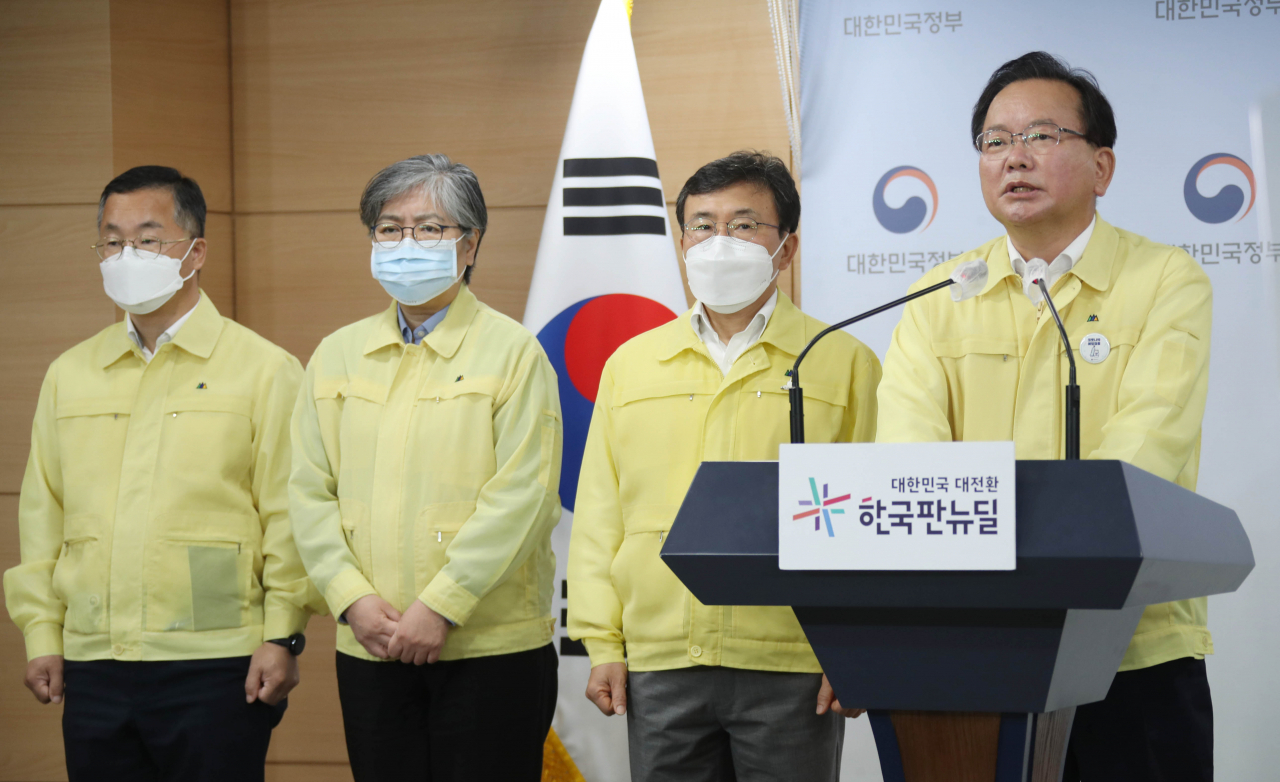 김부겸 국무총리가 13일 정부서울청사에서 코로나19 방역 관련 대국민 담화를 발표하고 있다. 이날 담화발표장에는 권덕철 보건복지부 장관과 이승우 행정안전부 재난안전관리본부장, 정은경 질병관리청장이 배석했다. [연합]