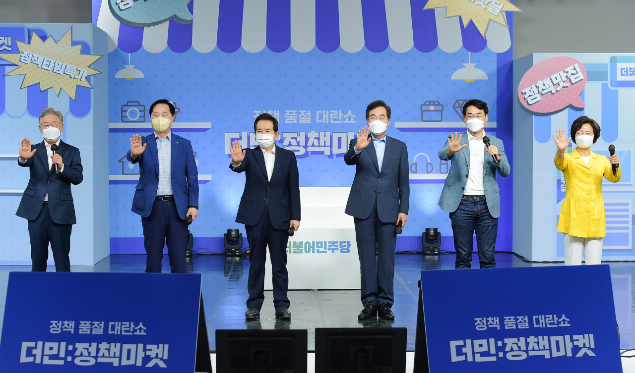더불어민주당 대선 경선 후보들이 지난 12일 오후 경기도 파주시 한 스튜디오에서 열린 정책 라이브 커머스 '더민:정책마켓'에서 후보정책 완판 퍼포먼스를 펼치고 있다. 왼쪽부터 이재명, 김두관, 정세균, 이낙연, 박용진, 추미애 후보. [연합]