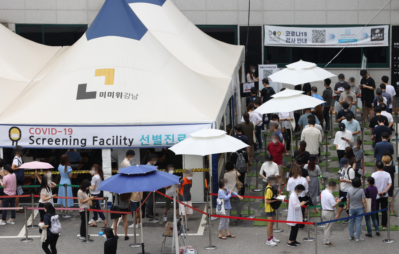 13일 오전 서울 강남구 보건소 선별진료소에서 시민들이 코로나19 검사를 기다리고 있다. 중앙방역대책본부는 이날 0시 기준 신규 확진자가 1990명 늘어 누적 22만182명이라고 밝혔다. [연합]