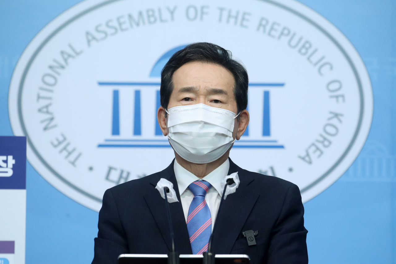 더불어민주당 대권주자인 정세균 전 국무총리가 지난 12일 서울 여의도 국회 소통관에서 SK노믹스 '사람중심혁신성장' 정책을 발표하고 있다. [연합]